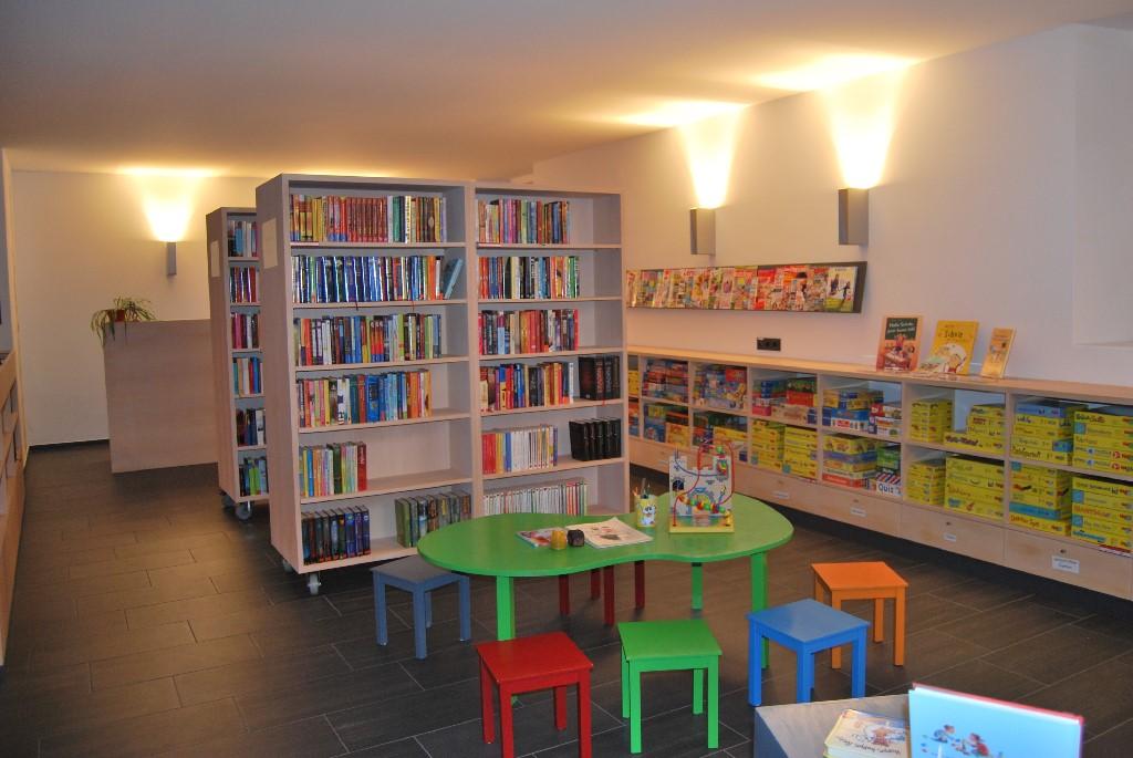Öffentliche Bibliothek Schnepfau - Kinderbereich mit Kindertisch und Kinderstühlen