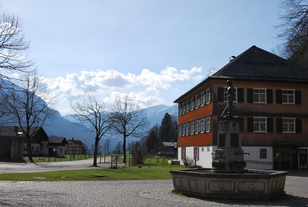Öffentliche Bibliothek Schnepfau außen im Frühjahr vermutlich