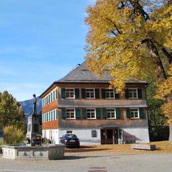 Öffentliche Bibliothek Schnepfau - außen im Herbst
