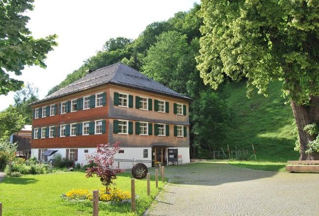 Öffentliche Bibliothek Schnepfau außen im Sommer