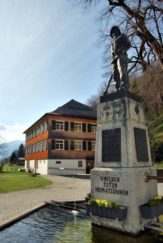Bücherei mit Krieger im Vordergrund