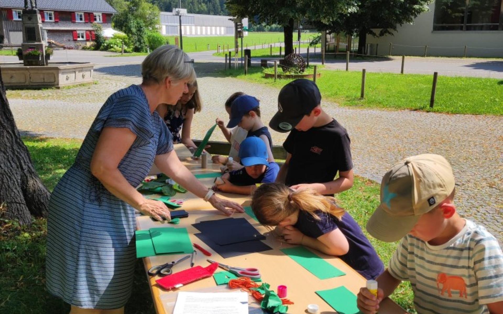 Tisch im freien - Kinder beim Basteln