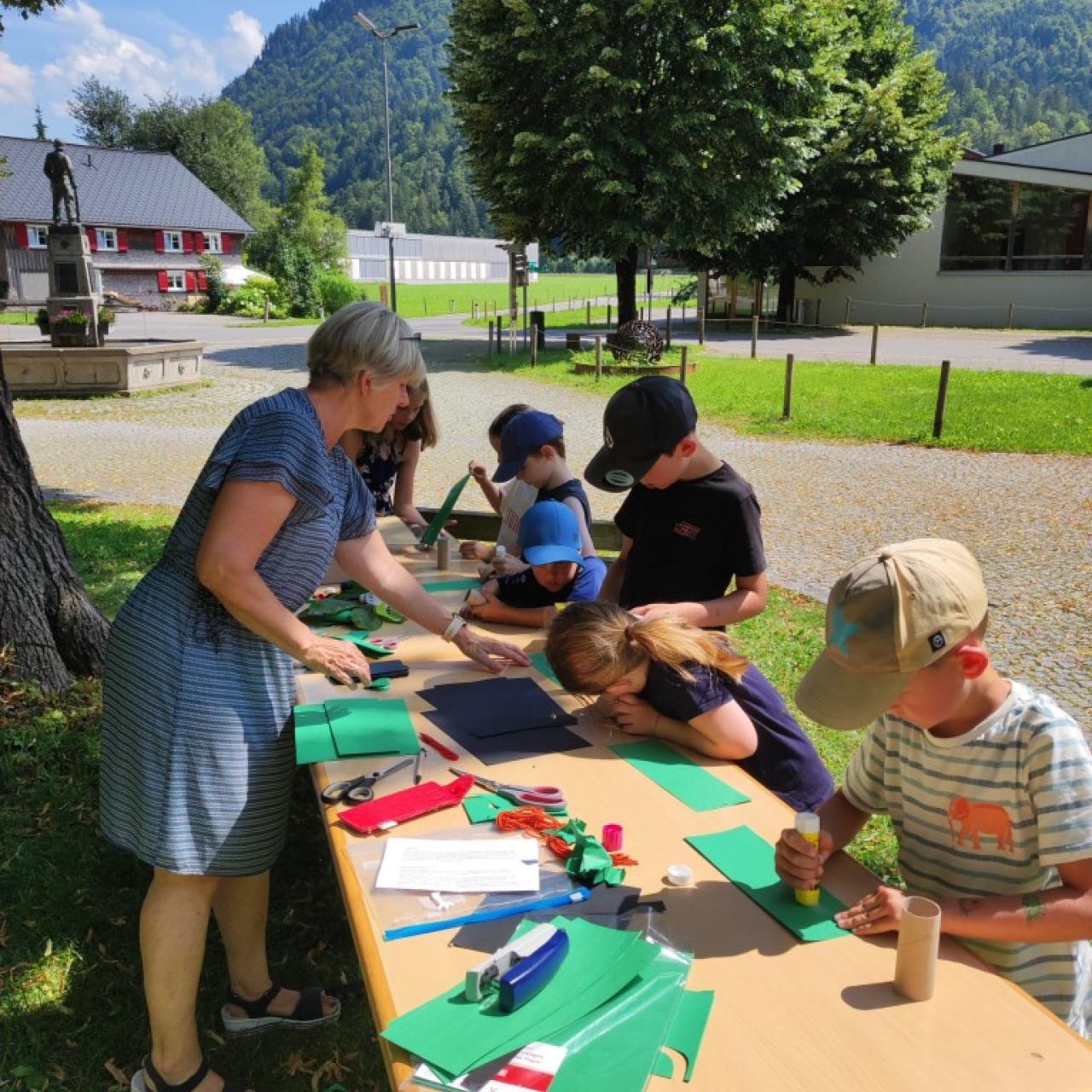 Tisch im freien - Kinder beim Basteln